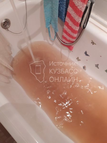 «Красная» вода из-под крана возмутила жительницу кузбасского города