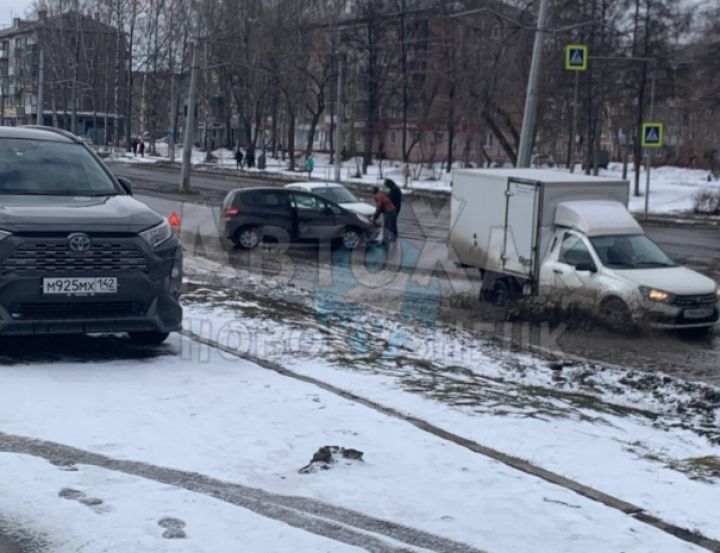 Легковушки столкнулись около ТЦ в Новокузнецке