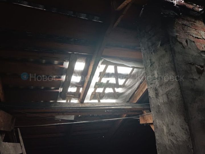Жильцы многоквартирного дома в Кузбассе остались с дырявой крышей после урагана в 2023 году