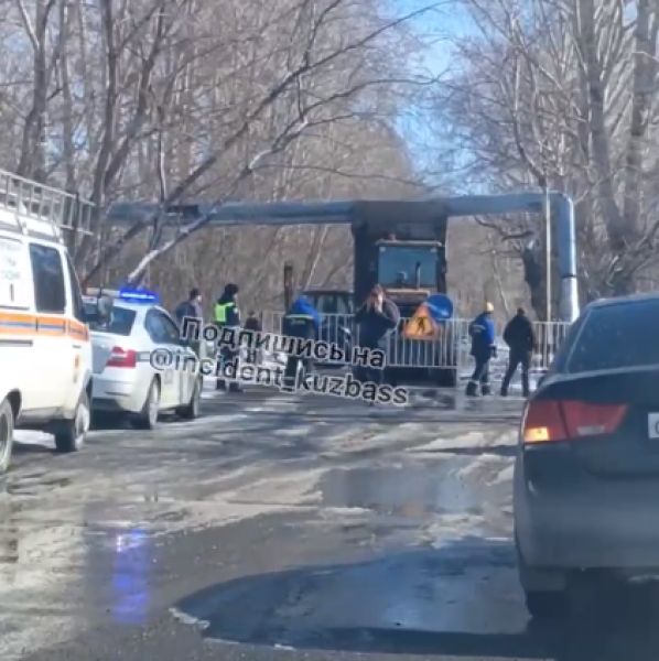 Очевидцы: грузовик снес трубу на перекрестке в Кемерове 