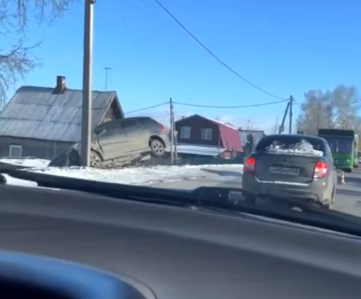 Автомобиль влетел в столб на улице с разбитой дорогой в Кемерове
