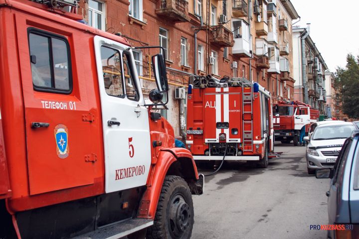 Пожарные съехались к многоквартирному дому в Новокузнецке по сигналу тревоги