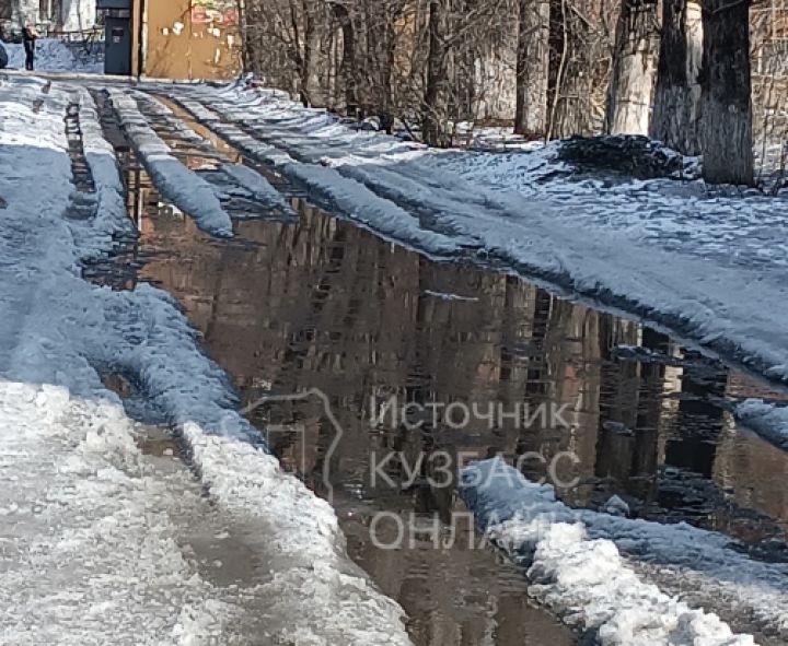 Огромная лужа появилась на дороге к школе и детскому саду в Новокузнецке