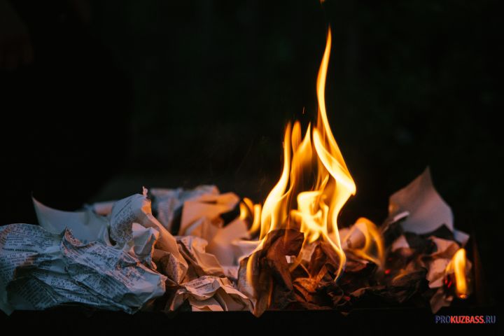 Грузовик теплосетевой компании загорелся на трассе в Кузбассе