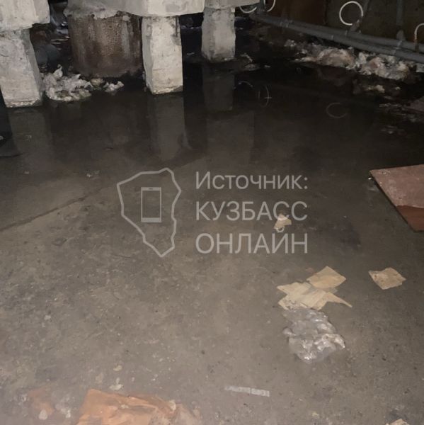 «Парит в подъезде»: горячая вода залила подвал дома в кузбасском городе