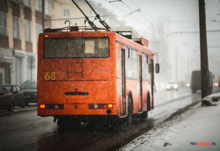 Троллейбус протащил легковушку по оживленной дороге в Новокузнецке