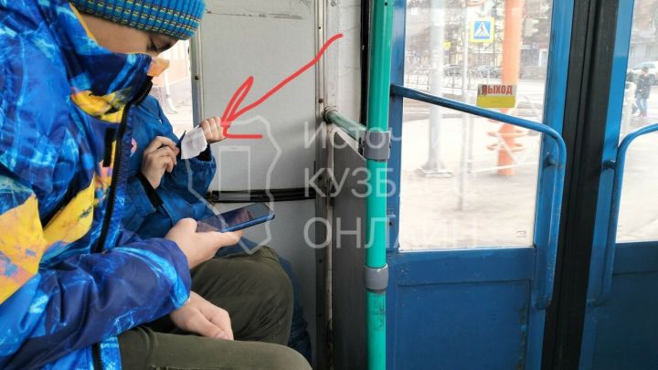 Ребенок поранил руку во время поездки в кемеровском троллейбусе