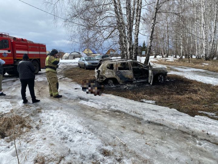 Один человек сгорел при пожаре в машине рядом с кладбищем в Кузбассе