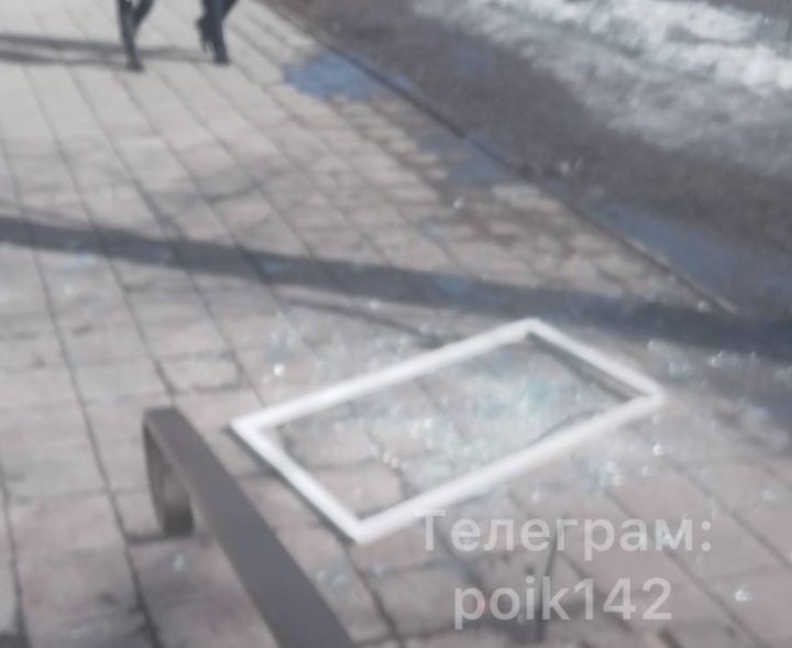 Окно рухнуло с высоты четвертого этажа на пешеходный тротуар в кузбасском городе