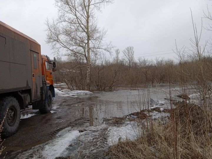 Специалисты перекрыли дорогу до деревни близ Новокузнецка из-за подтопления