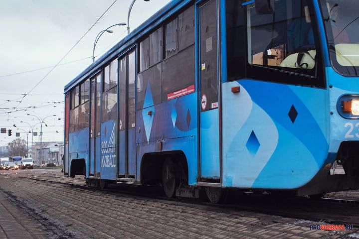 Трамвай сошел с рельсов на мосту в Кемерове