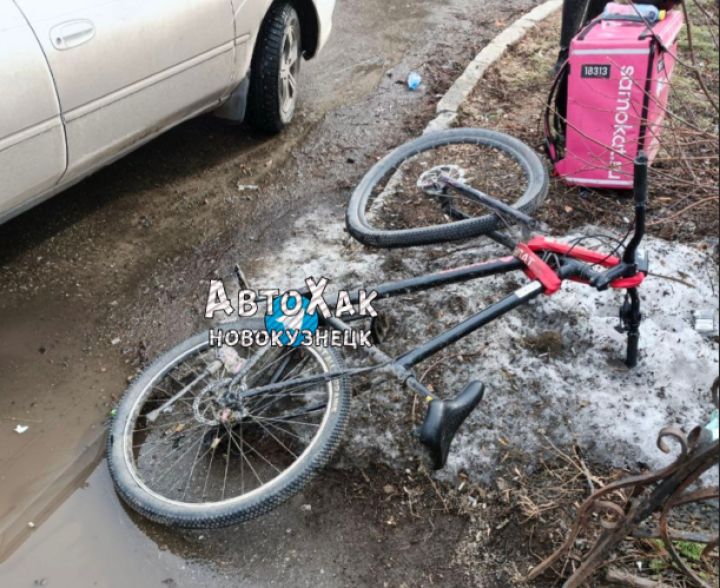 Легковушка сбила курьера на велосипеде в Новокузнецке 