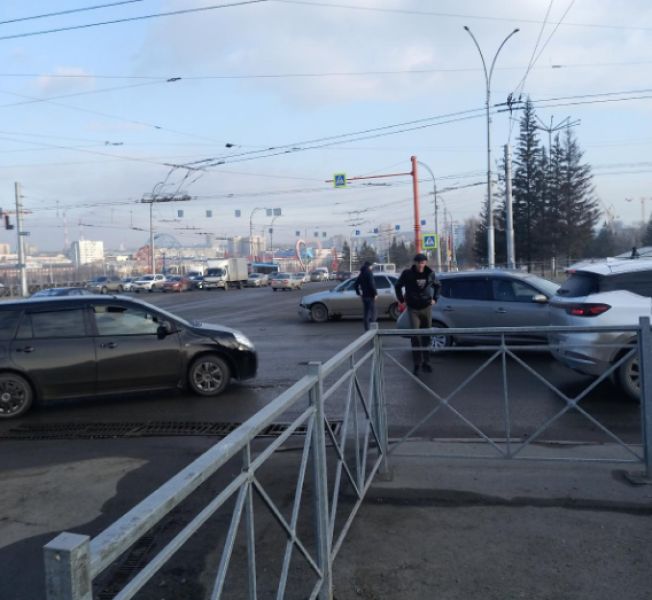 Легковушки устроили ДТП у цирка в Кемерове