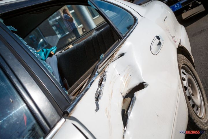 Два водителя и пассажиры пострадали в жестком ДТП в Кемерове