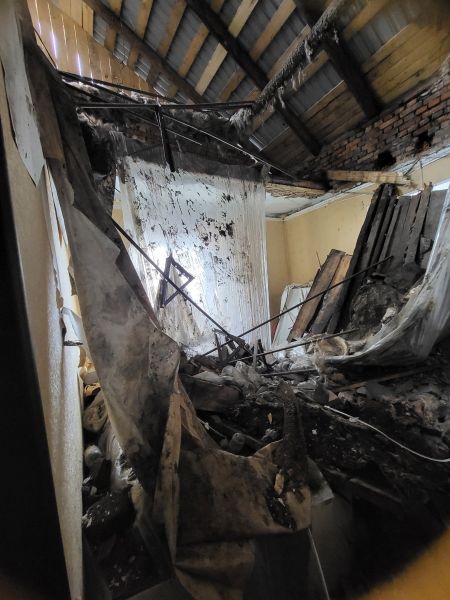 Потолок частично обрушился в квартире жилого дома в Кузбассе