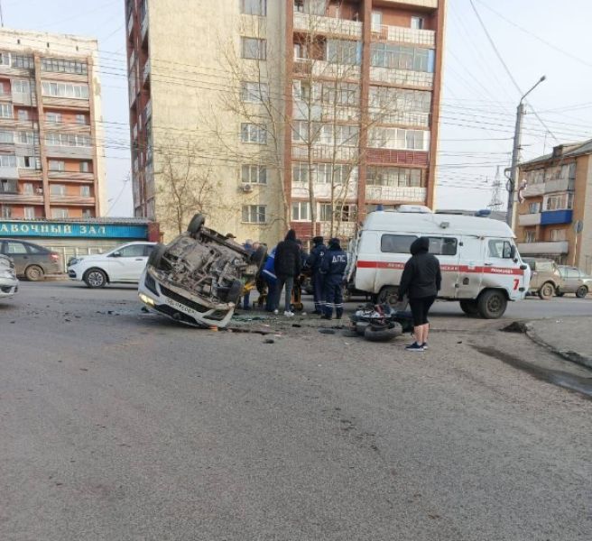 Легковушка перевернулась на крышу после жесткого ДТП с мотоциклом в Кузбассе