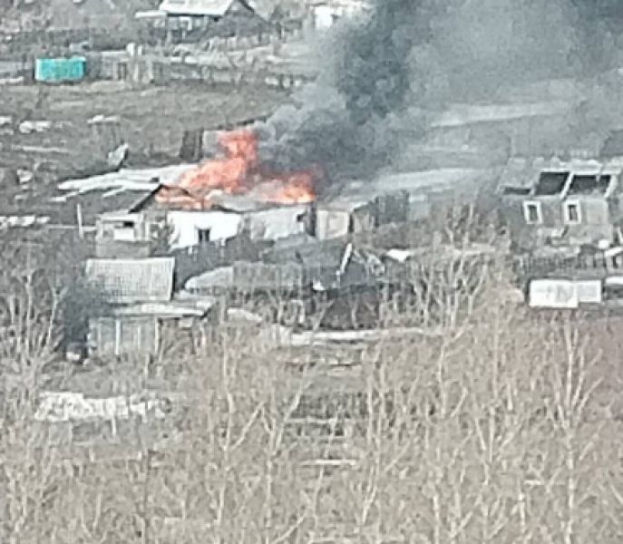 «Крыша вся сгорела»: очевидцы сняли на видео серьезный пожар в СНТ в Березовском