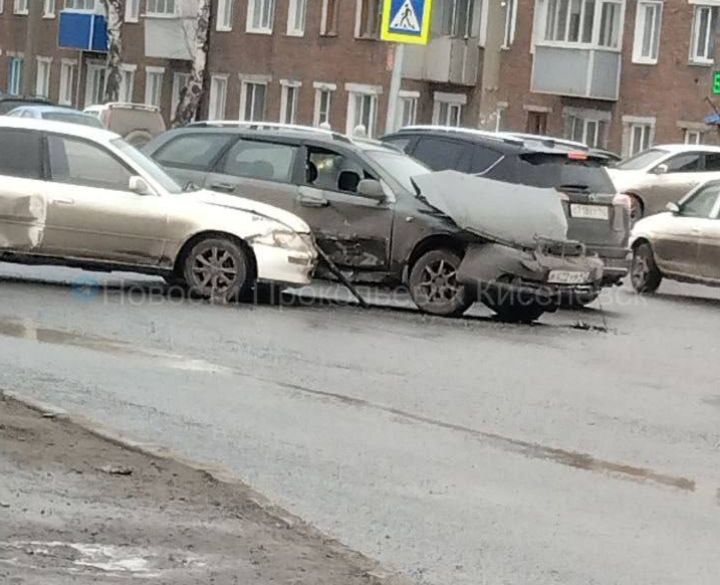 Автомобили жестко столкнулись у ТЦ в кузбасском городе