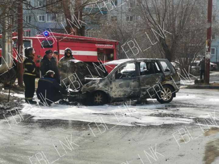 Автомобиль сгорел возле многоквартирного дома в кузбасском городе