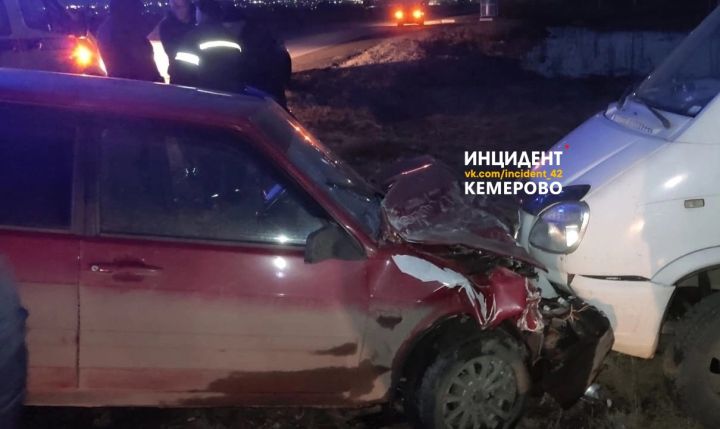 Соцсети: жесткое лобовое ДТП с легковушкой и грузовиком произошло на трассе в Кузбассе