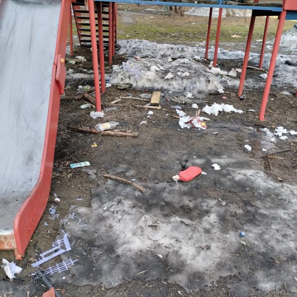 Забросанная мусором детская площадка возмутила жителей кузбасского города 
