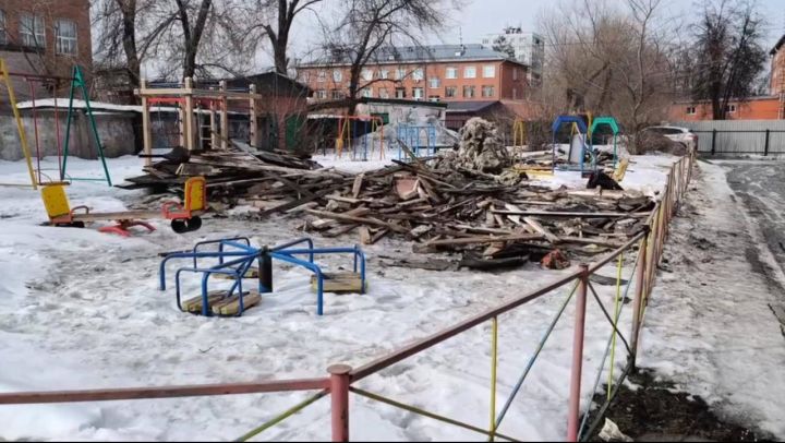 Ремонтники понесли наказание за заваленную строительным мусором детскую площадку в Кемерове 