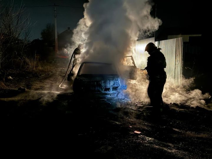 Возникший из-за неосторожности пожар уничтожил легковушку в Кузбассе