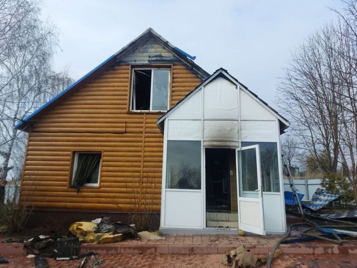 Серьезный пожар охватил частный двухэтажный дом в Кузбассе