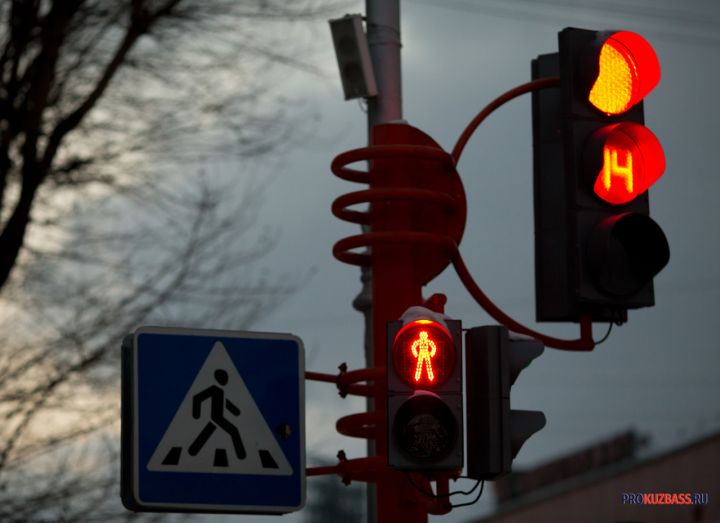 Светофоры на оживленном перекрестке в центре Кемерова вновь погаснут на несколько часов