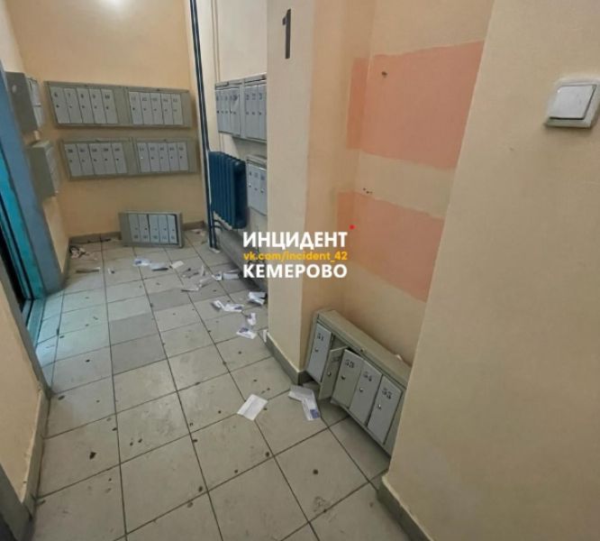 Хулиганы разломали почтовые ящики в многоэтажке на кемеровской Радуге