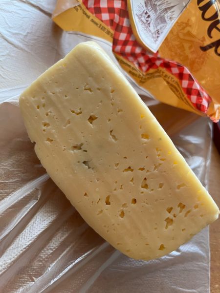 Беловчанка приобрела в известном супермаркете заплесневелый сыр