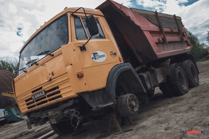 Горе-водитель КАМАЗа устроил «трешняк» в кемеровском частном секторе 