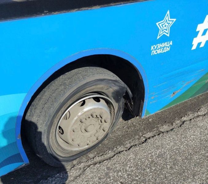 Пассажирский автобус пробил колесо при движении в сторону Новокузнецка