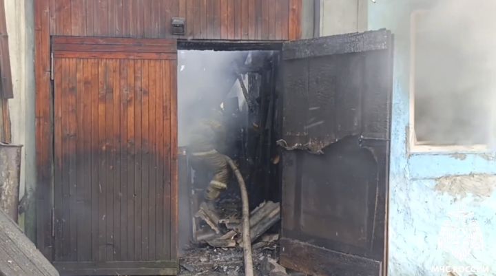 Пламя охватило дом с людьми в Новокузнецке