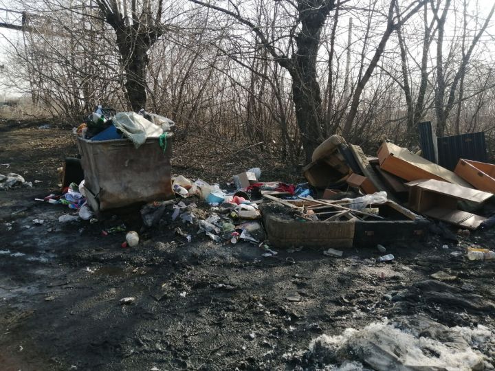 Огромная куча мусора образовалась у переполненных баков в кузбасском городе