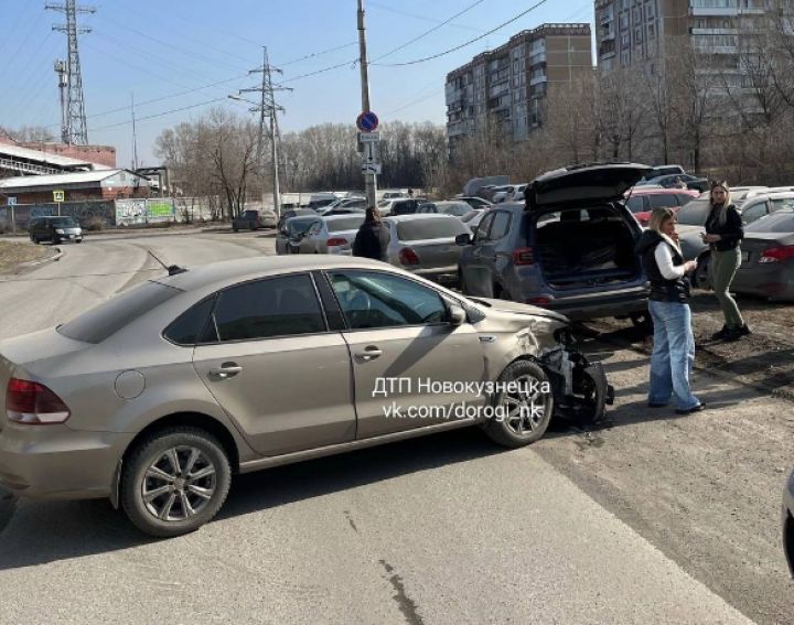 Легковушка лишилась переднего бампера в ДТП на парковке в Новокузнецке