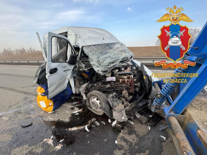 ГИБДД раскрыла детали столкновения фургона с КамАЗом на трассе под Кемеровом