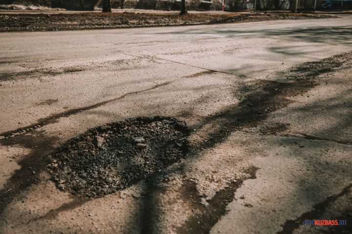 Два автомобилиста отсудили у дорожников в Кузбассе более 900 000 рублей за яму на трассе
