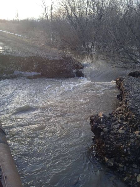 «Моста нет»: вышедшая из берегов река разрушила дорогу близ кузбасской деревни