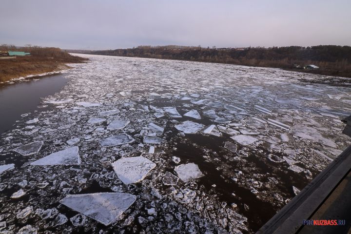 Ледоход на реке «переломал» понтонный мост в кузбасском городе