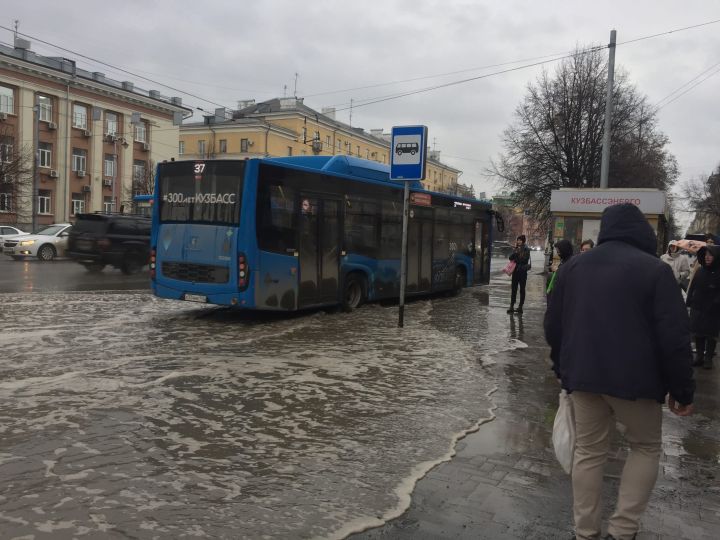 Часть проспекта в центре Кемерова ушла под воду из-за некорректной работы ливневки