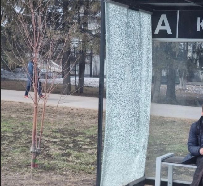 «Может упасть»: опасная остановка с разбитой перегородкой встревожила кемеровчан