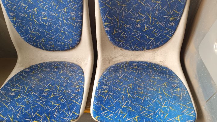 Новокузнечанин пожаловался на грязные поручни и сиденья в автобусе