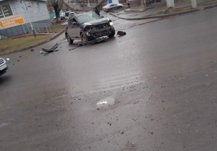 Бампер машины развалился на части в жестком ДТП в кузбасском городе