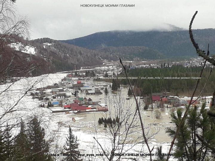 Вода начала уходить из подтопленных домов в кузбасском поселке 