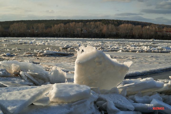 Огромные льдины заблокировали ведущую к мосту дорогу в Юрге