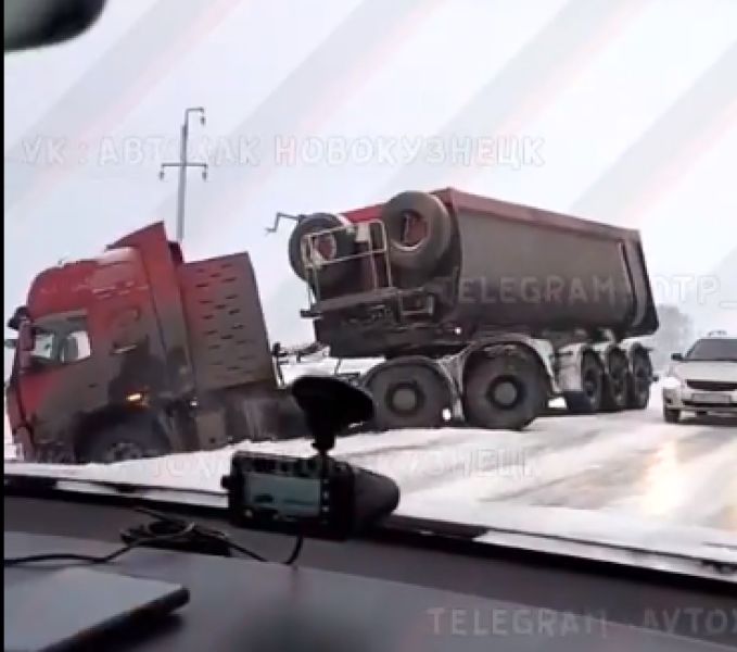 Маршрутка и грузовик вылетели с дороги под Новокузнецком