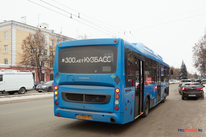 Транспортники закрыли проезд по шоссе в Новокузнецке из-за ДТП с автобусом