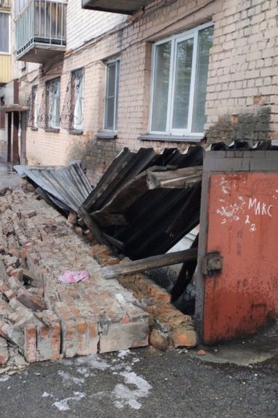 Примыкающий к жилому дому кирпичный вход в подвал обрушился в Новокузнецке