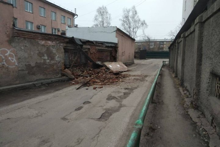 Кирпичная стена здания обрушилась близ оживленного проспекта в Кемерове